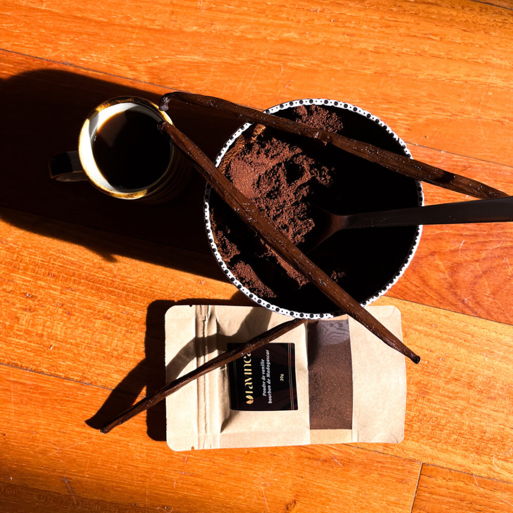 Poudre de vanille avec quelques gousses et du café
